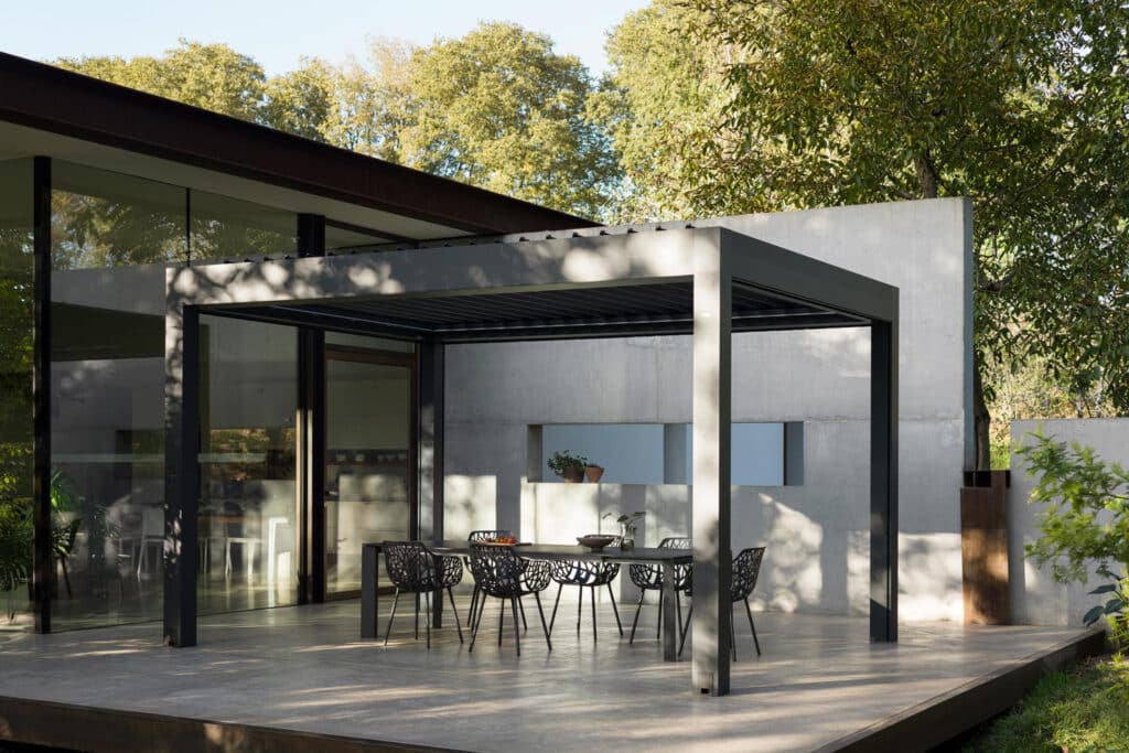 Bioklimatische Pergola Velvet Plus von Gibus: ein hohes Maß an Personalisierung für hochtechnologische, moderne und individuell gestaltete Außenbereiche. 3
