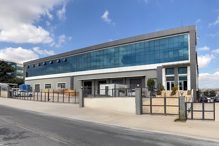 Cornels eröffnet moderne 10.000 m² große Produktionsstätte 1