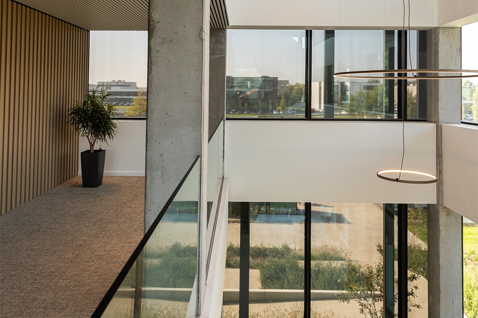 Hoe geïntegreerde screens architectuur, werkcomfort en energieprestaties in balans brengen 1