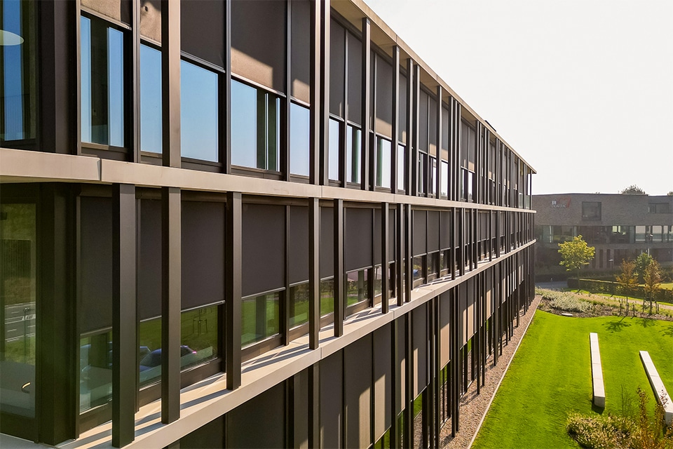 Hoe geïntegreerde screens architectuur, werkcomfort en energieprestaties in balans brengen 2