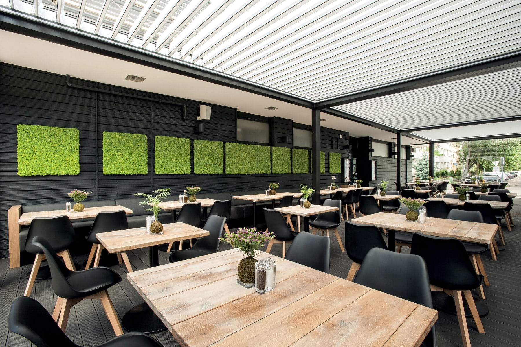 Dankzij een nieuwe geavanceerde technologie kunnen de bioklimatische pergola's Twist en Varia van Gibus voortaan nog grotere oppervlakten overkappen. 3
