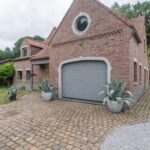 Das Garagentor CARSEC PRO in einem Grauton.