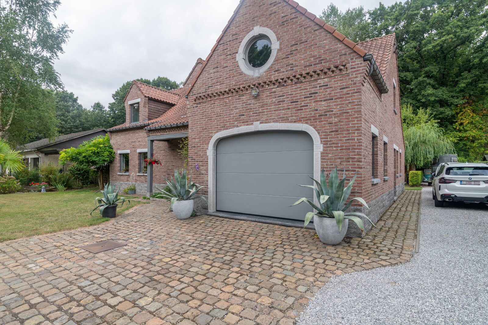 De garagepoort CARSEC PRO in grijstint.
