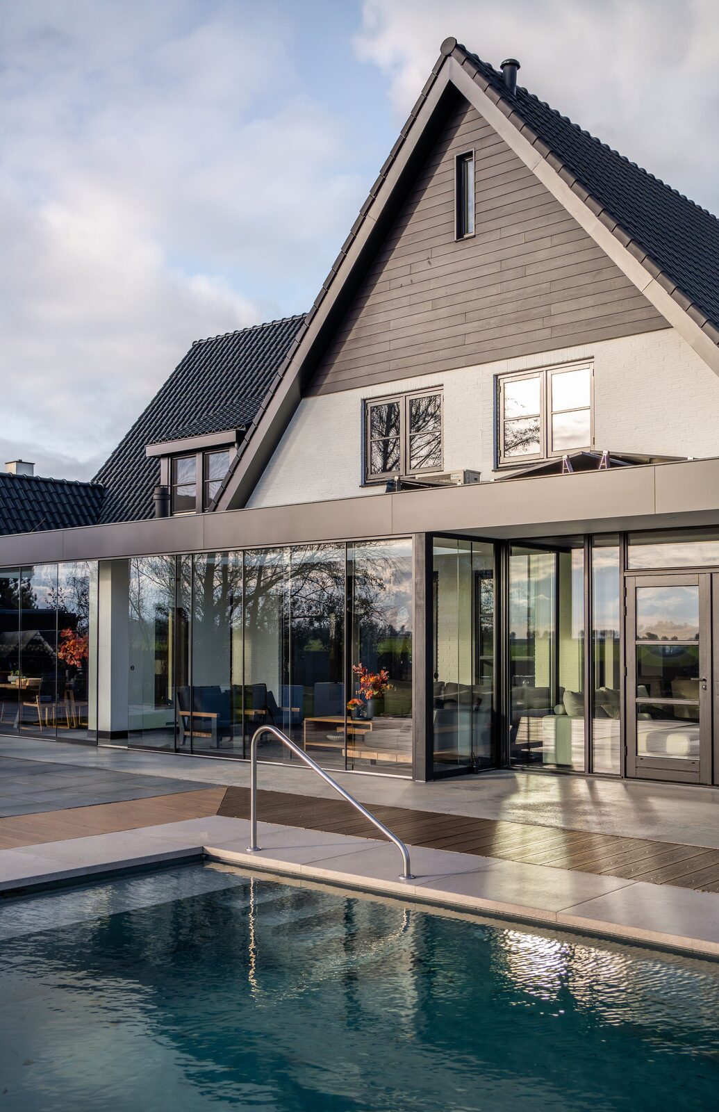 Prachtige glazen wanden creëren een open omgeving.